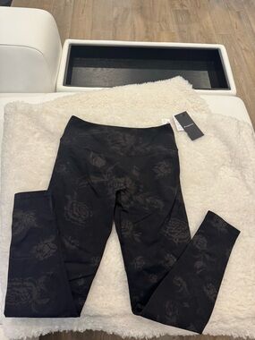 Fabletics Seamless Scrunch High-Waisted Legging- Floral Black NWT